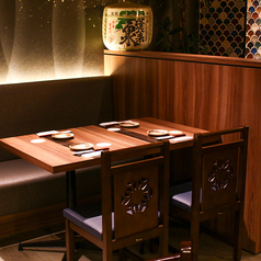 サイドの壁で半個室風な使い方ができるテーブル席です。