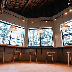 周りを気にせず居心地良く過ごせるカウンター席は、お一人様でも◎仕事終わりにサクッと一杯飲みたい時にぴったりです♪もちろん夜ご飯だけでも大歓迎ですので、ぜひご来店ください。