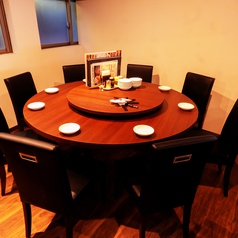 【テーブル：8名×2】丸テーブルは全員の顔が見渡せて料理も取りやすい！宴会にもピッタリです☆ぜひご利用ください！！