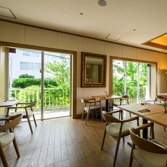 貸切でのご利用もできます。お気軽にご相談ください。オシャレな店内で、緑に囲まれて贅沢な時間をお過ごしください。