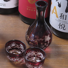 店主自ら試飲し厳選。常時20種以上の日本酒