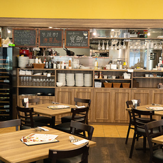 落ち着いた雰囲気のテーブル席は、友人同士やご家族でのお食事、デートにもぴったり。ゆったり座れる配置で会話も弾む、人気のお席です。