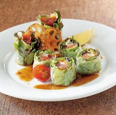 炙りサーモンのチーズ生春巻き