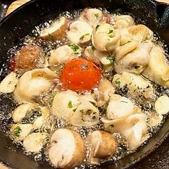 つぶ貝のアヒージョ～バケット添え～