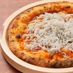 釜揚げしらすとモッツァレラチーズのピッツァの写真