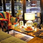 デートや記念日におすすめ◎ゆったりとくつろぎながら夜景の楽しめるソファー席もございます♪