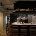 自慢のおしゃれなカウンターです♪このカウンターでお好きなドリンクやお料理を楽しんでみませんか？