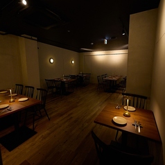 ゆったりとしたフロアには、計算された間接照明が心地よいテーブル席が点在しています。温かみのある木目の美しいフローリングと、シンプルなベージュの壁が、洗練された大人の空間を演出。周りを気にせず、ゆったりとフレンチのメイン料理や創作前菜をお楽しみいただけます。