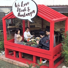 ペットと一緒にゆったり過ごせるテラス席を多数ご用意しております。天気の良い日のランチやカフェ利用はもちろん、ディナータイムも大人気です。広々とした空間で、神戸ハーバーランドの景色を独り占め！絶品のお肉と共に快適な時間をお過ごしください。