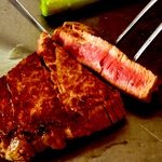 一番人気の『和牛ステーキ』はレアがおすすめ。口の中で溶けるような厳選肉を是非。
