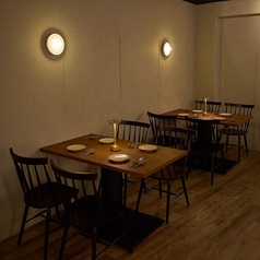 壁に設置されたスタイリッシュな照明がアクセントになったテーブル席は、洗練された雰囲気が魅力です。隣のテーブルとの間隔もゆったりと確保されており、プライベート感を保ちながらお食事をお楽しみいただけます。日常使いから特別な日まで、様々なシーンでご利用ください。