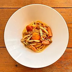 卵黄をのせた和風バター醤油パスタ