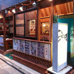 100円ショップ横の道を入ってすぐにございますンプ新大久保で韓国料理・焼肉・サムギョプサル・食べ放題・飲み放題・女子会をお探しの際は是非！水晶サムギョプサル・スラッシュマッコリ・女子会特別コースなどを提供している焼肉ヘランをご検討下さいませ☆新大久保駅徒歩5分大久保駅徒歩8分の好アクセス（全席禁煙）