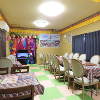 【2階】テーブル席とソファ席でくつろぎの時間を過ごす