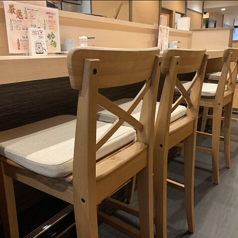 【カップルにもおすすめのカウンター席◎】横並びに座れるのでデートやご夫婦でのご利用にもピッタリです♪お一人様から大歓迎！