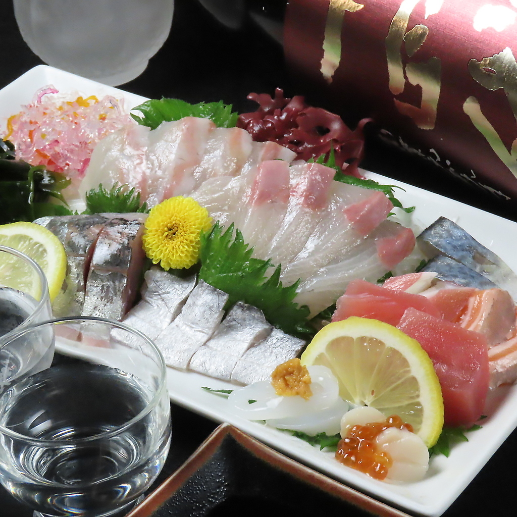 彩り豊かに盛り付けられた新鮮なお刺身。旬の鮮魚を厳選仕入れ、お酒と共にじっくり味わいたい逸品。