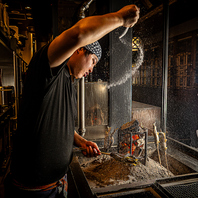 職人のダイナミックな焼き技を目の前で愉しめる