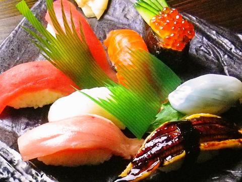 新鮮な活き造りや寿司が食べられるダイニング。仕出し弁当も対応している。