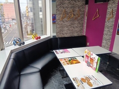 外が見える、ライティングルーム♪ひろびろとしたきれいな空間♪大人数でわいわいするのにおススメです☆みんなで踊りながら歌っちゃおう！外の景色も見えて開放的に歌うことができるのも魅力の1つ★