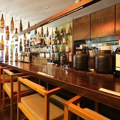 4名様限定でご利用いただける自慢のカウンター席は、お一人様や気心の知れた方とのサシ飲みに最適な特等席です。目の前には、圧巻の60種類以上にもおよぶ日本酒・焼酎ボトルがずらりと並び、お酒好きには堪らない光景が広がります。銘柄選びに迷われた際は、ぜひお気軽にスタッフまでお尋ねください。