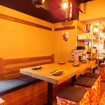 2～4人様の少人数で楽しめるお席となっており、居心地の良い空間となっております。