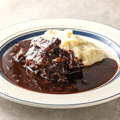 じっくり煮込んだ中落ちカルビの赤ワイン煮込み