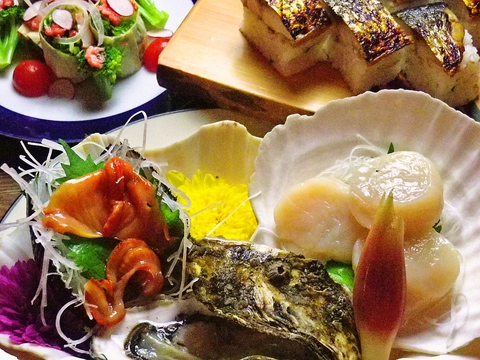 寿司割烹を営んでいた主人が出す、多種多様な料理が人気の店。メニューも豊富。