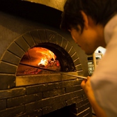 イタリアの薪釜で高温で焼き上げます。オープンから大好評のピッツァ、絶対おすすめです。