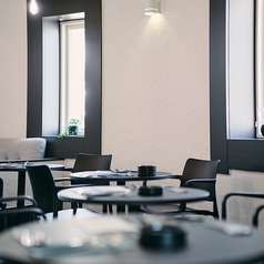 シンプルで洗練されたデザインのテーブルが、友人や家族との会話を楽しむための理想的な場を提供します。窓からの自然光が差し込み、温かみのある空間を演出しています。ゆったりとした時間を過ごしながら、料理や飲み物を心ゆくまでお楽しみいただけます。