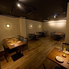 広々とした店内には、開放的な雰囲気の中で食事を楽しめるテーブル席エリアがございます。2名様掛けから4名様掛け、さらに6名様掛けのテーブルまで、様々な人数に対応できるよう柔軟に配置されています。お一人様から大人数のグループまで、幅広いシーンでご利用いただける空間です。