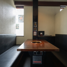 ゆったりと座れる半個室の8名席は、周囲を気にせず落ち着いて過ごせる人気のお席です。温かみのある空間で、気心知れた仲間との食事会やご家族でのお集まりにもぴったり。プライベート感がしっかり保たれているため会話も弾み、くつろぎながらお食事を楽しめます。小規模な宴会にもおすすめの使い勝手の良いお席です。