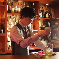 カウンター席の醍醐味は、バーテンダーとの会話を楽しみながらお酒を味わえること。多彩なハーブやスパイスを使ったカクテルなど、お客様のお好みに合わせた一杯をご提案いたします 。お酒の知識を深めたり、その日の気分を伝えたりと、当店ならではの特別なひとときをお楽しみいただけます◎
