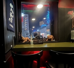 窓のお席な２名席。唯一の夜景の見える２名席です。