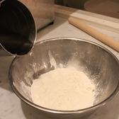 【自家製冷麺】粉と水を混ぜます。