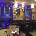 餃子の安亭　新宿思い出横丁店では、定期的に換気を行っております。お陰様でクーラーも、暖房も効いて大変過ごしやすいと評判です。お席はお客様の人数に合わせて臨機応変に対応可能です。少しお待ち頂く事、少し狭い事もございますが御希望通りで調整を致します。