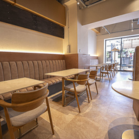 ゆったり寛げるテーブル席で幅広いシーンに対応◎ 
