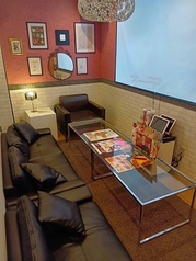 自慢の【可愛いコンセプトルーム】女子会・ママ会などにもおすすめのルーム♪可愛らしいインテリアが心地良い空間となっております。SNS映えにもぴったり！ゆったり寛げる雰囲気の中、カラオケとお食事をお楽しみください。