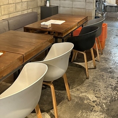 【１～４名】仕事帰りやサク飲みなどお1人様でも立ち寄りやすい席をも用意。好きな人数でご利用可能ですので、デートや少人数での飲み会にも最適です。ご予約やご不明点などございましたら、お気軽にお問い合わせ下さい♪