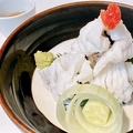 料理メニュー写真 梅肉醤油で頂く鱧の湯引き