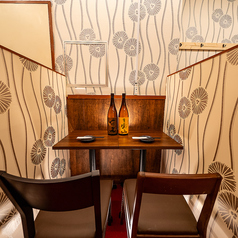 2名様から利用しやすい席も充実しており、デートや気軽な食事にも最適。距離感を大切にした配置で、周囲を気にせずゆっくりと会話と料理を楽しめる空間です。落ち着いた時間を過ごしたい方にもおすすめです。