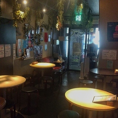 会話が弾む4名掛けの丸テーブルを4卓ご用意しております。