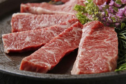 “げん”は、鹿児島産黒毛和牛が低価格で堪能できる精肉店直営の焼き肉店です
