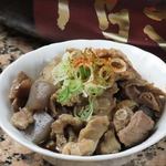 最高級Ａ４和牛の牛すじをじっくり煮込んだ自慢の逸品。口の中でとろける柔らかさと深いコクを堪能。