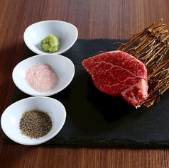 炭火で焼き上げる蔵王牛赤身肉、香ばしくジューシー、シンプルな味付けで堪能の写真