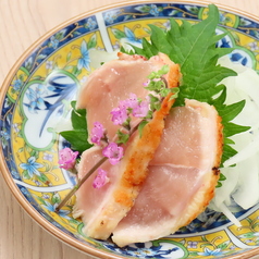 【串の間に】しっとりさっぱり食べられる逸品。柚子ポン酢で味わうみやざき地頭鶏のむね肉のタタキの写真