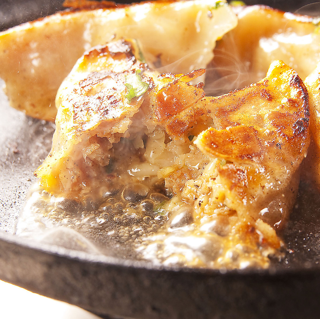 はかた商店名物★ジューシーなお肉と野菜を包み込んだ、パリッと香ばしい鉄板焼き餃子。