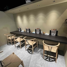 【カウンター×5】お酒好きのサク飲みや、１人飲みに最適なカウンター席！席ごとの間隔もゆったりしているので、ごゆっくりお食事をご堪能いただけます！