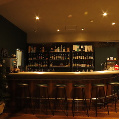 マスターとの会話も弾むバーカウンター。お客様の好みに合わせてお作りいたします。