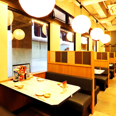 開放感があり、間接照明がやさしく照らす、ほっと落ち着けるBOX席をご用意しております。デートや友との語らいなどに◎人気のお席ですのでご予約はお早目に。ご来店、心よりお待ちしております♪