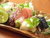 毎日、市場に買付してる新鮮なお魚です。四季折々の”今が旬！”のお魚のお造りは、単品でもお酒のアテにもぴったりです。日本の季節の移ろいを一年を通してお愉しみくださいませ。